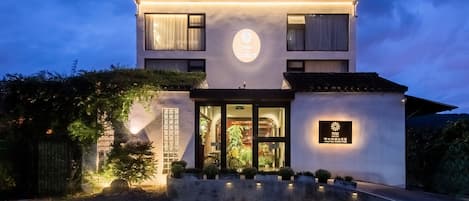 Majoituspaikan julkisivu illalla/yöllä