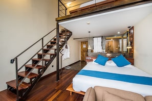 Family Room | Desk, blackout drapes, free WiFi