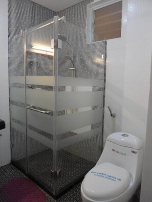 Shower, free toiletries, hair dryer, slippers - Hacinco Hotel (Hanoi)