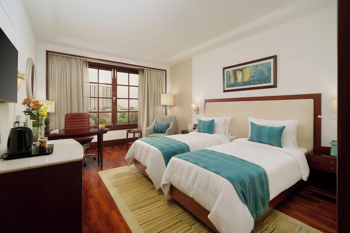 高級雙床房 | 迷你吧、房內夾萬、書桌、手提電腦工作空間