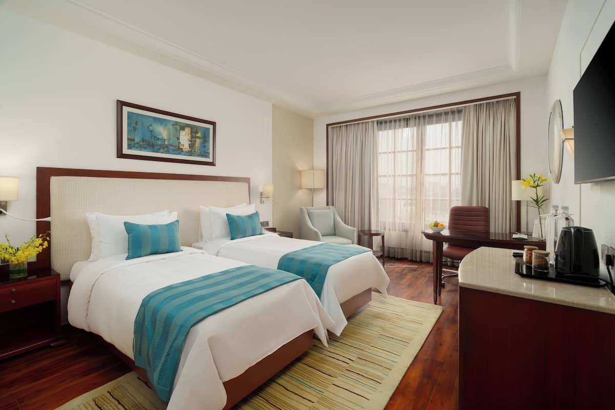 Premium Twin Room | Minibar, in-room safe, desk, laptop workspace