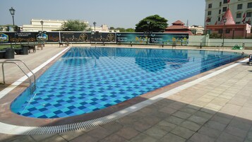 Una piscina al aire libre (de 07:00 a 11:00), sombrillas