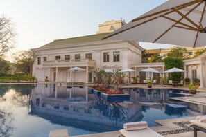 تفاصيل الفندق من الخارج