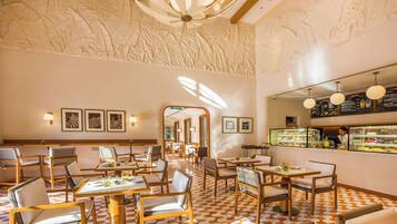4 restaurants; breakfast, lunch, dinner and brunch served