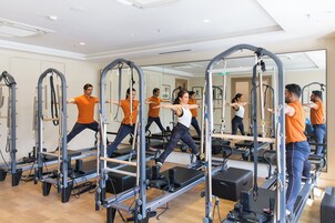 Un estudio de Pilates con equipo y espejos.