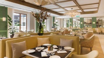 4 restaurants; ze serveren er ontbijt, lunch, diner en brunch