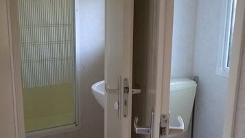 Mobile Home Familial, 2 chambres, non-fumeurs | Salle de bain | Douche, serviettes fournies, papier toilette