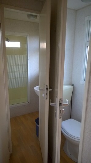 Family Mobile Home, 2 Bedrooms, Non Smoking | Bathroom | Shower, towels, toilet paper - Camping Le Canchy (Licques)