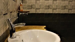 Panoramic Double Room, 1 King Bed, Non Smoking, Mountain View | Bathroom - Hotel Reego (Skardu)