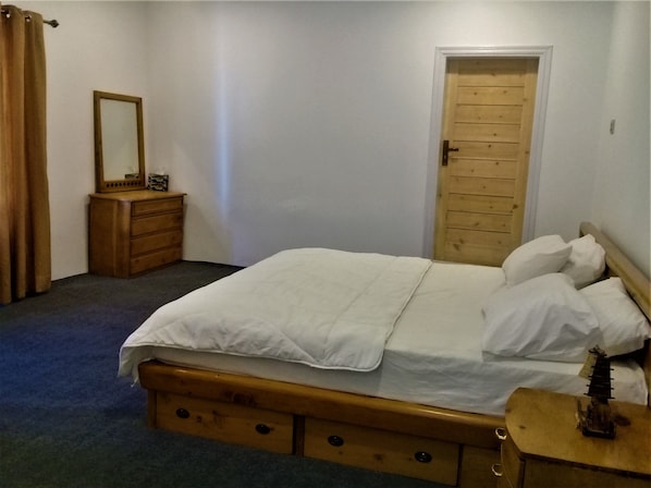 Habitación doble panorámica, 1 cama King size, para no fumadores, vista a la montaña | Insonorización, tabla de planchar con plancha y camas extra