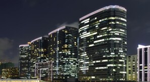 施設の正面 (日没後)