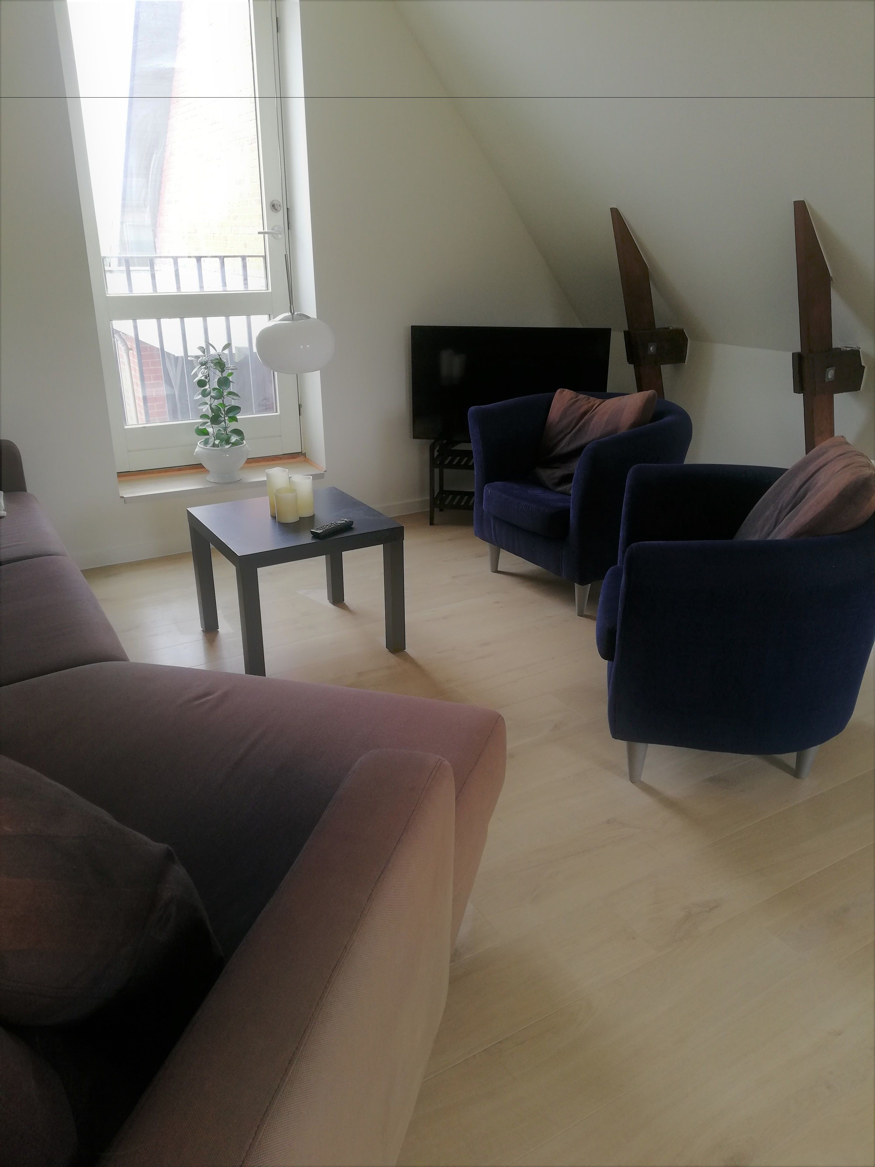 basic apartment, multiple beds | living room | flat-screen tv, netflix