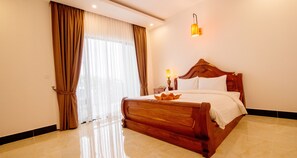 Surmatelas, coffres-forts dans les chambres, bureau, draps fournis