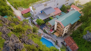 Vista frontal de la propiedad