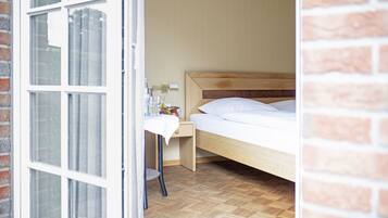 Kamar Double Comfort | Minibar, brankas, meja kerja, dan tirai kedap cahaya