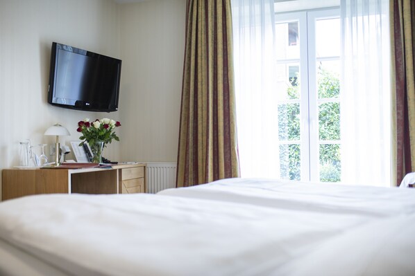 Comfort Double Room | Minibar, in-room safe, desk, blackout drapes