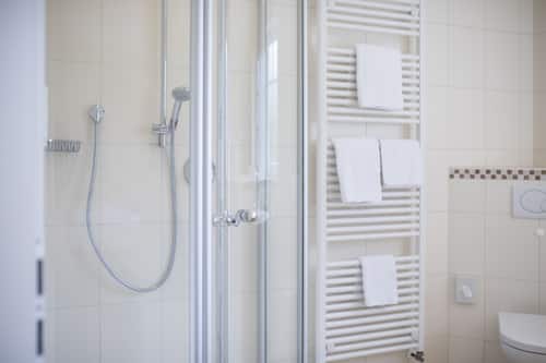 Comfort-Doppelzimmer | Badezimmer | Dusche, kostenlose Toilettenartikel, Haartrockner, Handtücher