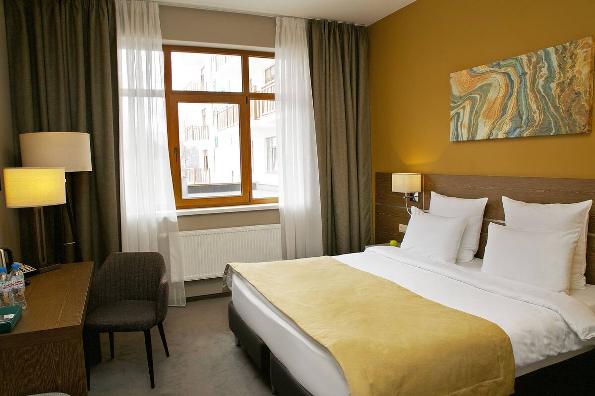 Junior Double Room | In-room safe, desk, iron/ironing board, free WiFi