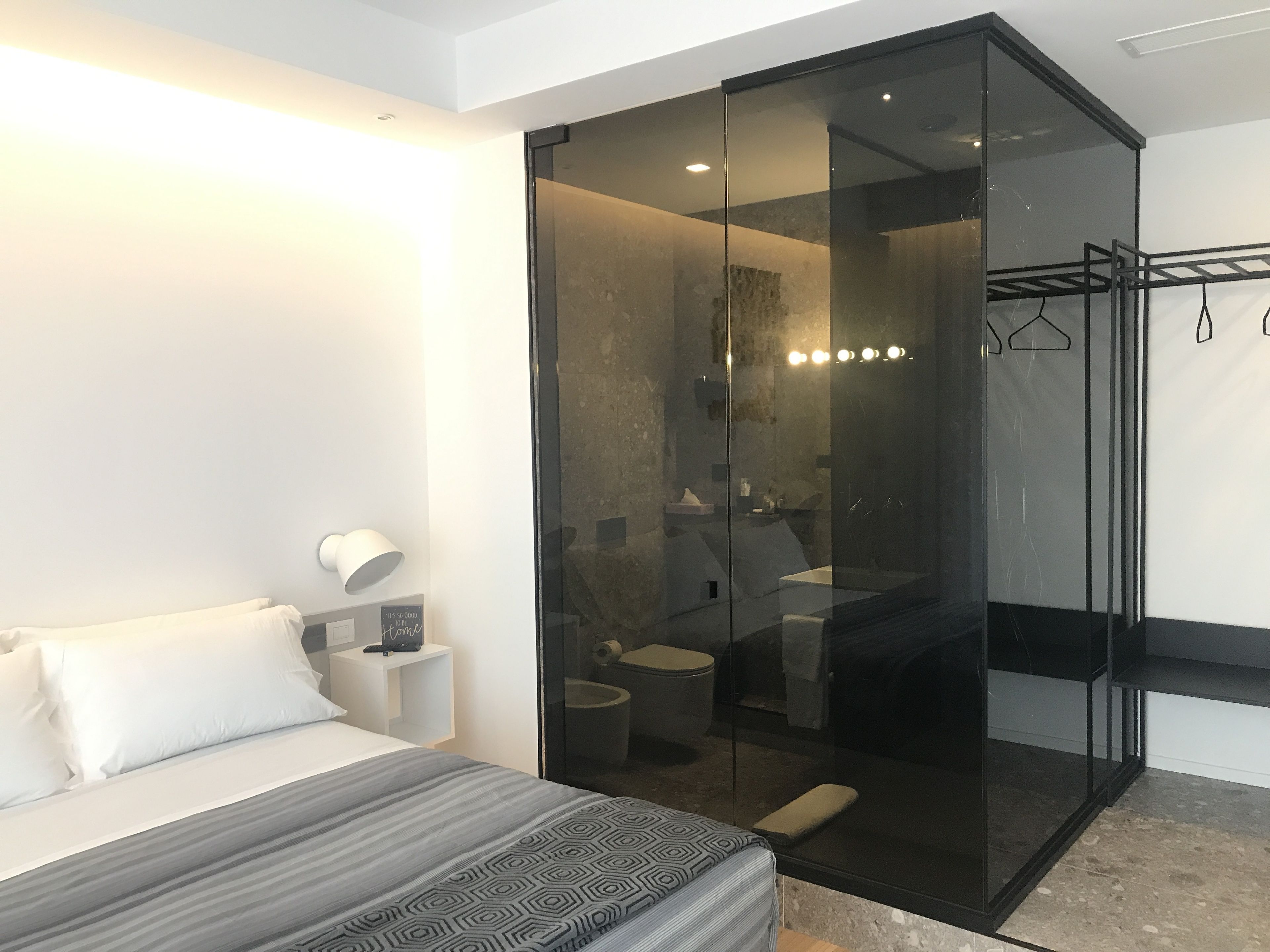 Douche, articles de toilette gratuits, sèche-cheveux, bidet