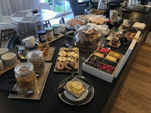 Café da manhã com buffet grátis todos os dias