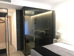Minibar, meja kerja, tirai kedap cahaya, dan kedap suara