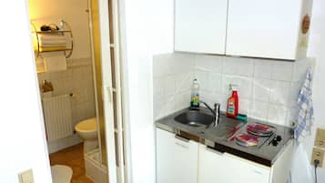 Lemari es, kompor, mesin pembuat kopi/teh, dan ketel listrik