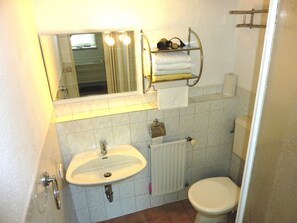 Douche, sèche-cheveux, serviettes fournies