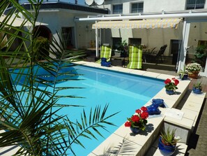 Piscine extérieure, chaises longues