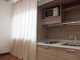 Junior Suite, Garden View | Private kitchen | Cookware/dishes/utensils