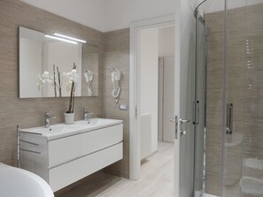 Ducha, artículos de tocador gratuitos, secador de pelo, batas