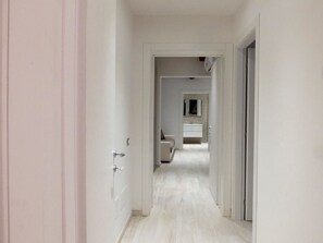 Single Room | Bathroom | Shower, free toiletries, hair dryer, bathrobes - Centro Storico Suites (Ferrara)
