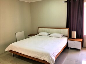 Exclusive Room (1) | Desk, iron/ironing board, cots/infant beds, free WiFi - AfricaWisa at O.R.Tambo Airport (Kempton Park)