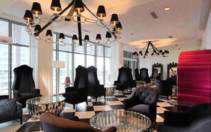 Área de estar no saguão