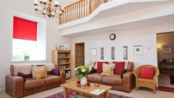 Departamento, 4 habitaciones, para no fumadores (Saligo) | Sala de estar | Televisión de pantalla plana, reproductor de DVD y estación para iPod