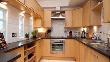 Apartment, 4 Bedrooms, Non Smoking (Saligo) | Dapur peribadi | Peti sejuk/penyejuk beku saiz penuh, ketuhar gelombang mikro, ketuhar