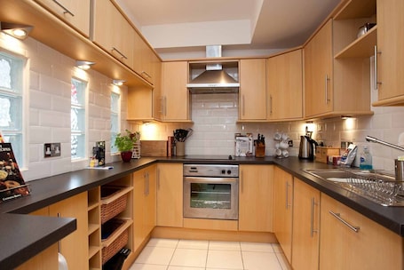 Refrigerador con freezer, microondas, horno, placa de cocina