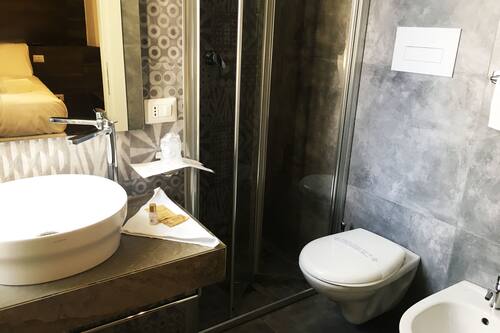 Douche, sèche-cheveux, bidet, serviettes fournies