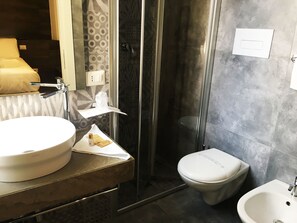 Dusche, Haartrockner, Bidet, Handtücher