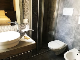 Pancuran mandi, pengering rambut, bidet, tuala disediakan 