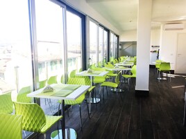 包含每日自助早餐