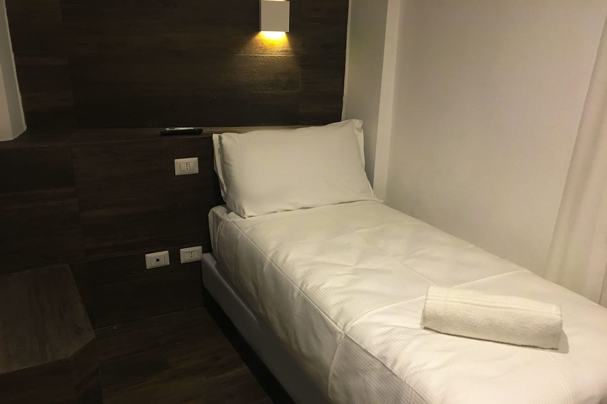 Habitación individual | Ropa de cama de alta calidad y minibar