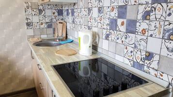 Studio | Eigene Kochnische | Großer Kühlschrank, Herdplatte, Wasserkocher