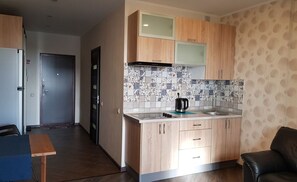 Apartment | Private kitchenette | Full-size fridge, stovetop, electric kettle, cookware/dishes/utensils