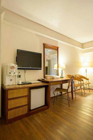Comfort Quadruple Room | Desk, blackout drapes, free WiFi - Huya Hotel (Taimali)