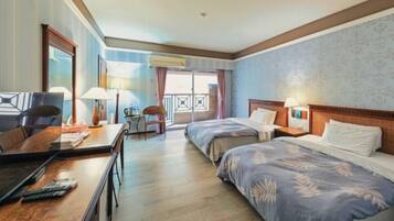 Panoramic Quadruple Room | Desk, blackout drapes, free WiFi