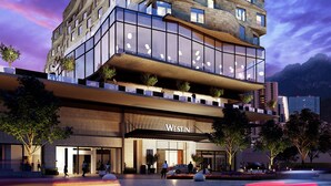 Een meerlaags hotel met een opvallend 'WESTIN' bord, grote ramen en een modern architectuur.