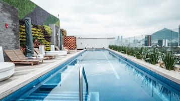 Hồ bơi ngoài trời