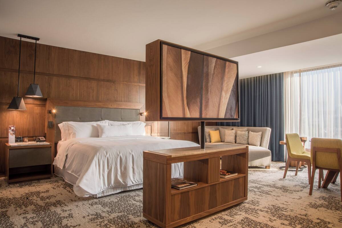 Minibar, coffres-forts dans les chambres, bureau, rideaux occultants