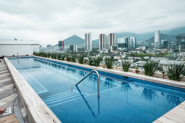 Outdoor pool - The Westin Monterrey Valle (San Pedro Garza García)