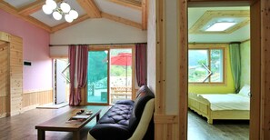 Habitación doble | Zona de estar | Una televisión de pantalla plana